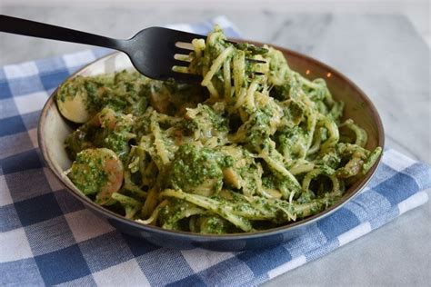 Developed with the eat smarter nutritionists and professional chefs. Low FODMAP spaghetti met garnalen en spinaziepesto ...