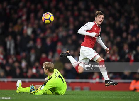 Mesut Ozil Scores Arsenals 4th Goal Past Jonas Lossl Of Huddersfield