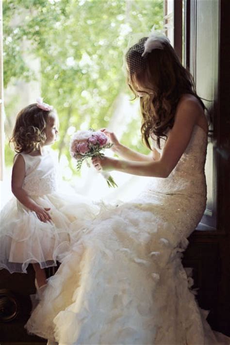36 Cute Wedding Photo Ideas Of Bride And Flower Girl Dpf