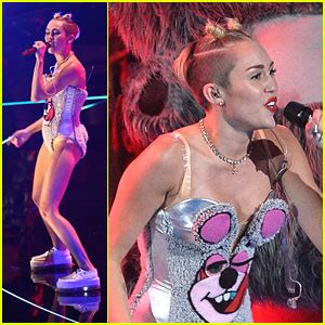 Miley Cyrus Mtv Vmas Performance Of We Cant Stop Watch Now Mtv Vmas Miley