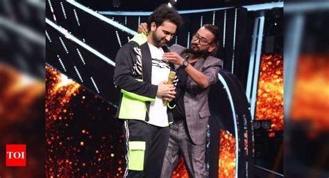 Indian Idol 12 Danish Khan Makes Neha Kakkar Emotional And Gets A Ganpati Bappa Locket From