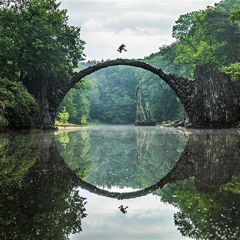 El Puente De Piedra Que Refleja Un Círculo Perfecto En Alemania Lago