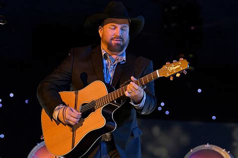 Garth Brooks Announces Two Dive Bar Tour Stops In One Night