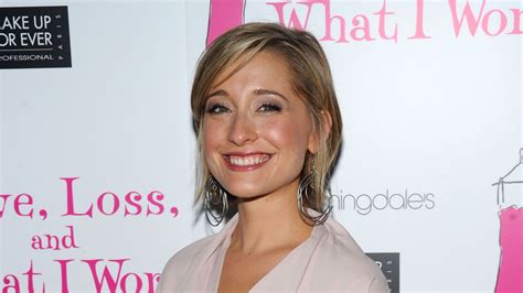 Smallville Star Allison Mack Charged With Recruiting Slaves For Sex