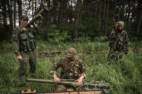Russians Find Few Barriers To Joining Ukraine Battle The New York Times