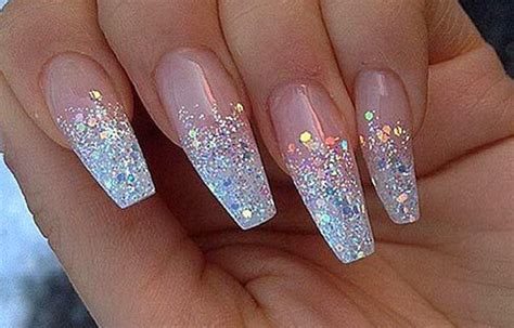Los diseños de uñas acrílicas cortas en color beige combinan con todo y funcionan bien con todos los tonos de piel. Diseños de uñas con escarcha | Uñas con escarcha, Uñas ...