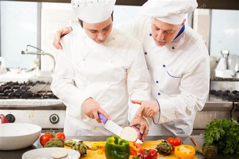 Пример предложения с asistente de cocina, памяти переводов. chef-kok zijn assistent snijden groenten kijken ...
