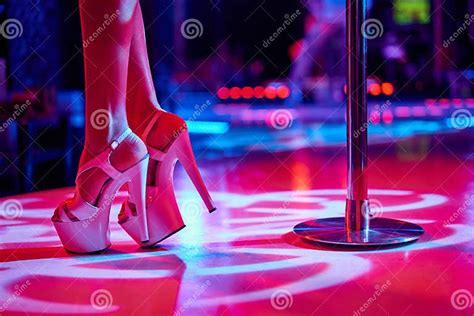 Jeune Femme Sexy Pole Dansant Striptease Avec Pylône En Boîte De Nuit