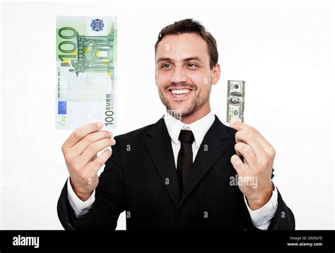 Sonriente Joven Vistiendo Un Traje Sosteniendo Un Gran Billete De 100 Euros Y Una Pequeña 100