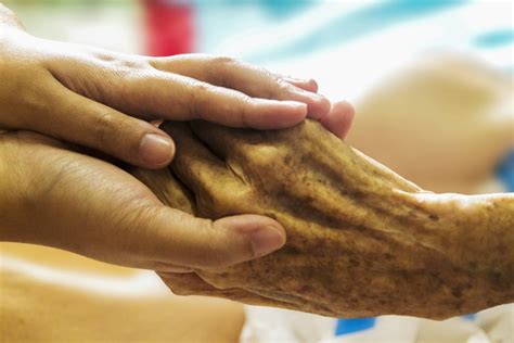 manos anciano geriatría enfermería enfermera enfermero cuidados atención asistencia tercera edad