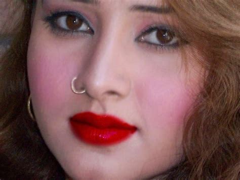 Disse moderne teppene finnes i en rekke forskjellige størrelser og mønstre, og utgjør et vakkert blikkfang i hjemmet. Hot Mujra: Nadia gul pashto hot dance video 2014