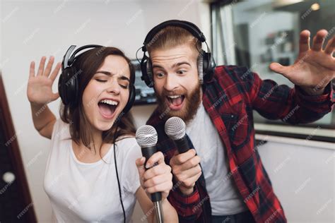 La Gente Está Cantando Una Canción En Un Moderno Estudio De Grabación