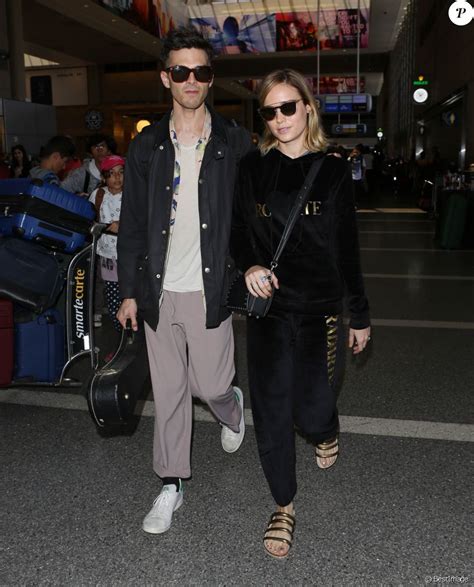 Brie Larson et son fiancé Alex Greenwald Les célébrités arrivent à l