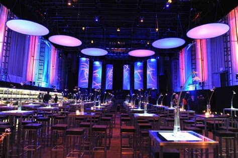 What do all corporate event types have in common? Event setting / corporate event; hanging ceiling disks ...
