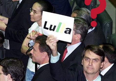 Foto Mostra Jair Bolsonaro Segurando Um Cartaz De Apoio A Lula