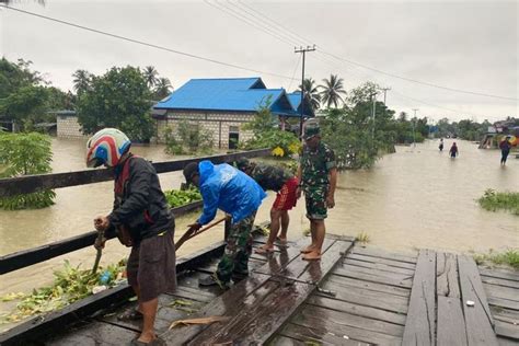 Risma Serahkan Santunan Untuk 7 Ahli Waris Korban Banjir And Longsor Di