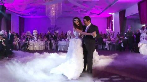 Știu, am râs intens de el. Cristi Borcea danseaza la nunta Dansul mirilor - YouTube