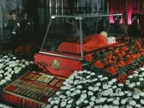 Kim Jong Il Body On Display Behind Glass Flowers Statesboro Herald