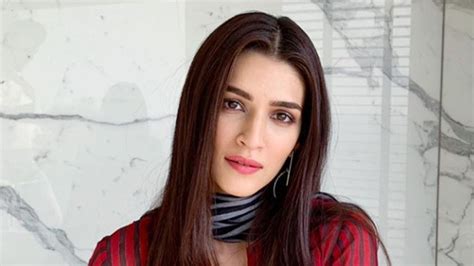 How To Get Kriti Sanons Hairstyle And Makeup Look Vogue India