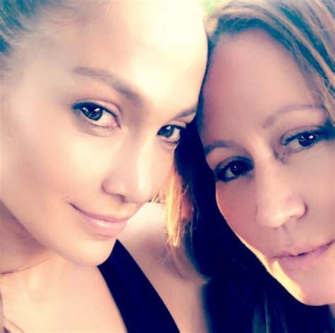 Jlo No Makeup Selfie Jennifer Lopez Glows In Makeup Free Selfie For