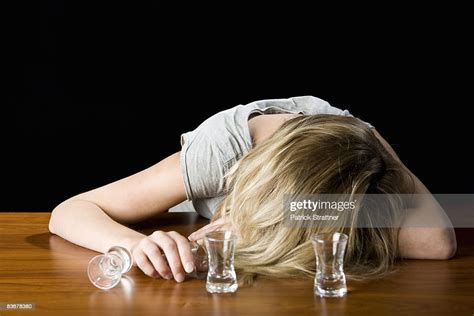 A Young Woman Passed Out Drunk On A Bar Counter Foto De Stock Getty