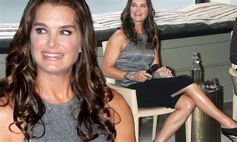 Brooke Shields Shows Off Toned Body At 48 Daily Mail Online