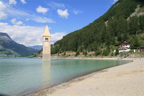 Der künstliche stausee ist sechs kilometer lang und an der breitetesten selle ca. Bild "Reschensee" zu Kirchturm im Reschensee in Curon ...