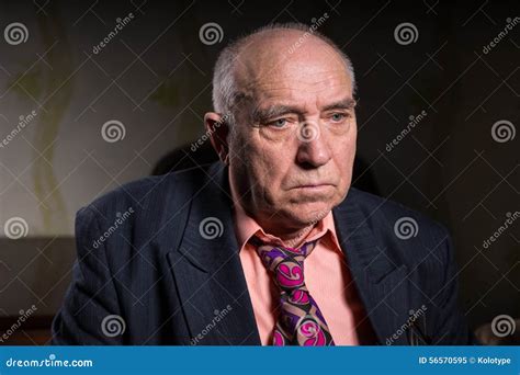 Viejo Hombre De Negocios Triste Que Se Sienta En Su Sitio Imagen De