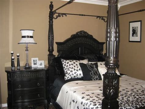 Old glam was classics with heavy furniture and crystal chandeliers , statement artworks and refined candelabras. Bedroom- Old Hollywood Theme | Old hollywood bedroom ...