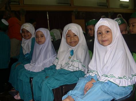 Dan tuhanmu telah memerintahkan supaya kamu janganmenyembah selain daripada allah dan supaya berbuat kebaikan kepadaibu bapa. sesungguhnya, ibu bapa adalah untuk ditaati. Mari Jadi Orang Baik: Wasiat Luqman al Hakim