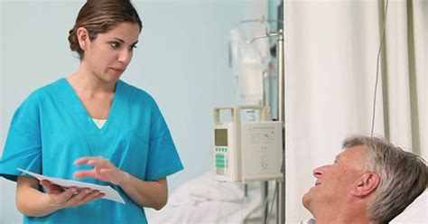 No dia a dia das unidades de terapia intensiva encontramos com frequência pacientes fora de possibilidades terapêuticas de cura, portanto, as questões éticas rondam os profissionais da saúde que atuam nestas unidades, onde muitas vezes são dispensadas inúmeras intervenções fúteis. G1 - Conheça o dia a dia do enfermeiro intensivista na UTI ...