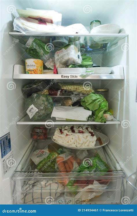 Refrigerador Abierto Lleno De Alimentos En La Cocina Foto Editorial Imagen De Interior Huevos