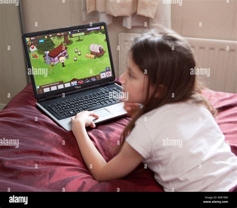 Junges Mädchen Spiel Frontierville Online Mit Laptop Computer