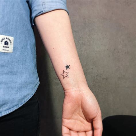 Estrellas Por Howdy Tattoo Tatuajes Para Mujeres Bird Tattoo Wrist Birds Tattoo Cat Tattoo