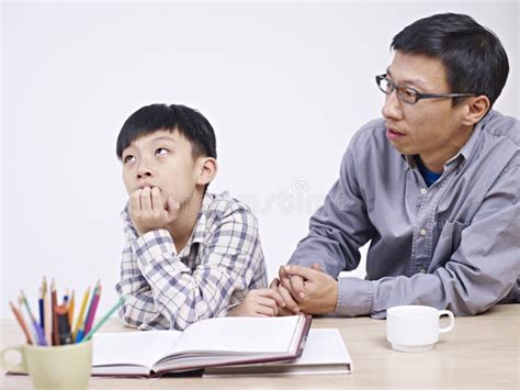 Padre Asiático E Hijo Que Tienen Una Conversación Seria Foto De Archivo