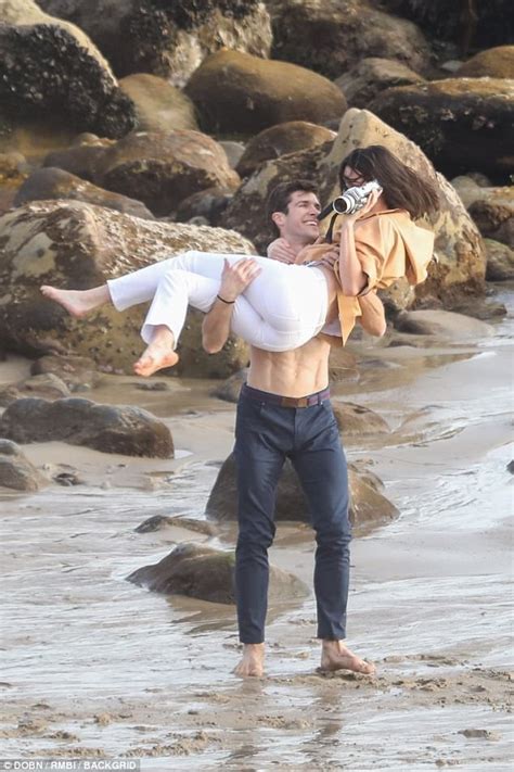 Nach einem kurzen engagement an der scala als primoballerino ist bolle seit 1996 freiberuflich tätig. Kendall Jenner is swung around by a shirtless hunk | Daily ...