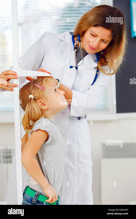 Doctor Measure Height Girl Hi Res Stock Photography And Images Alamy
