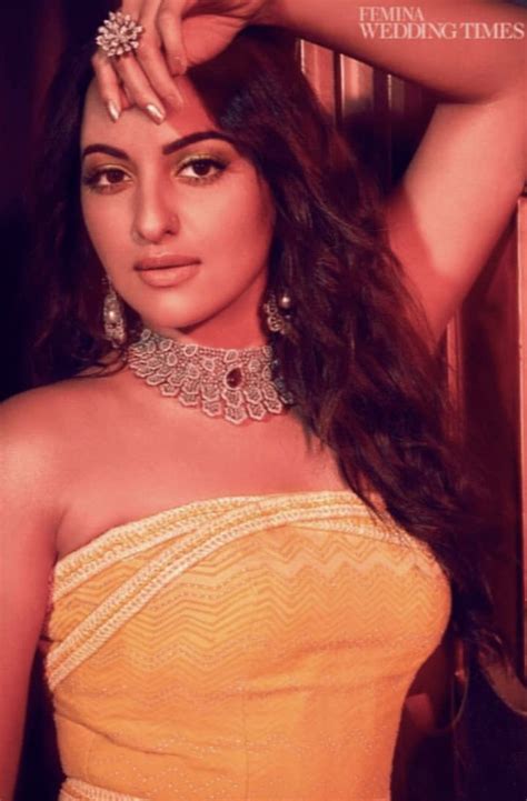 Sonakshi Sinha Indian Actresses Strapless Top Bollywood One Shoulder Crop Tops Blouse