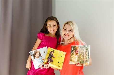 Madre E Hija Sostienen Un Lienzo Fotográfico En Casa Foto Premium