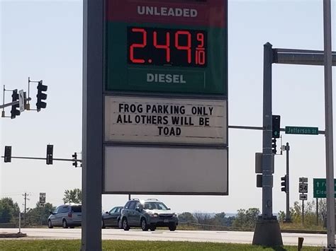 Each week it provides you a new joke or a witty observation. This sign at a gas station in Jefferson City,MO : funny