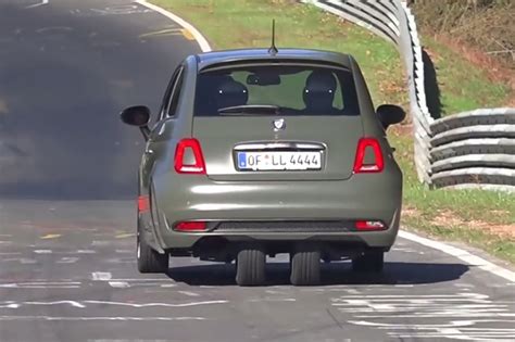 Bezpečně tě převeze do školy i za kámošema a ještě uděláš dojem. Les bagnoles insolites de mai 2017 - Une Fiat 500 à trois ...