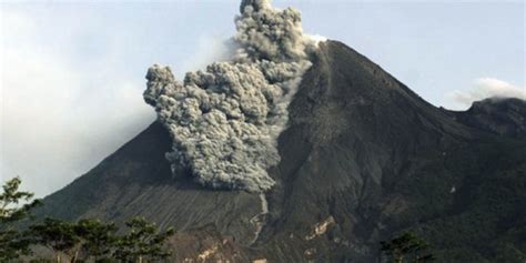gunung merapi kembali luncurkan lava pijar 2 kali sejauh 800 meter okezone news
