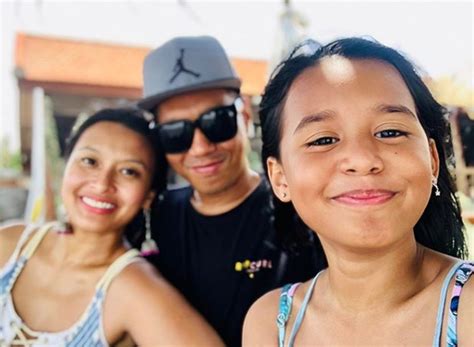Boleh dikatakan pelakon munafik ini sangat akrab dengan keluarga dan komited dengan kerja sehingga terlupa mengenai birthday suami tercinta. Kehidupan kembali normal, riuh sana-sini! Nabila Huda ...