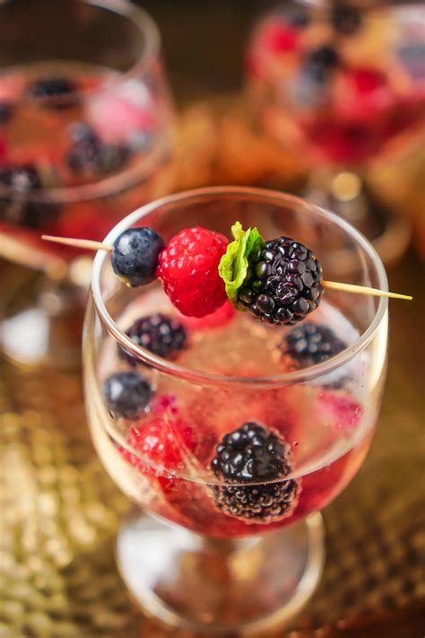 Now i need to make this as one of the drinks for tonight! Berry Champagne Cocktail - The Love Nerds