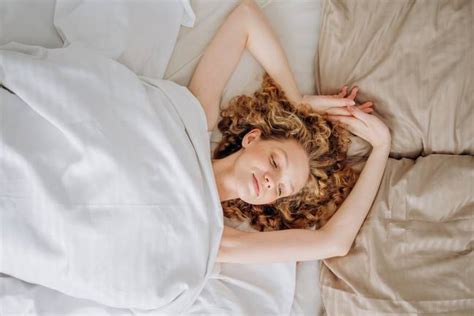 experts reveal how to fall back to sleep after waking up in the night