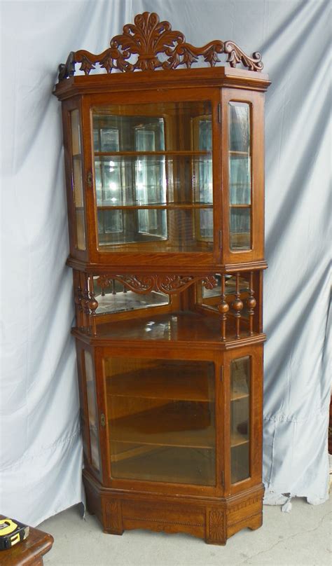 Pulaski furniture has been designing and crafting curio cabinets for over half a century. Bargain John's Antiques | Antique Oak Corner China or ...