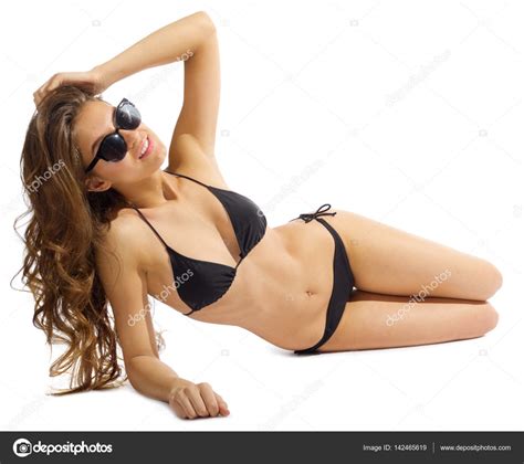 Молодая девушка в бикини изолирована стоковое фото rbvrbv 142465619