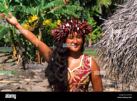 Marae Ahu Native Woman à Huahine Tahiti Polynésie Française Photo Stock Alamy