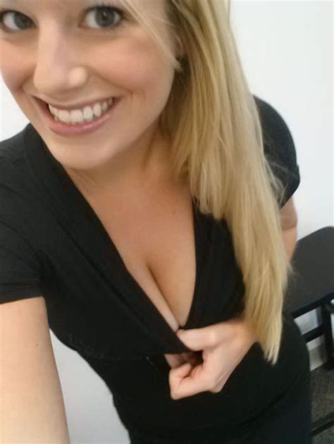 La enfermera sexy está aburrida en el trabajo selfies desnudas Fotos