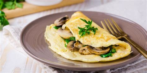 Ambil cetakan cemplungin telor tungguin jadi deh. 5 Resep Cara Membuat Telur Dadar Padang yang Enak, Tebal, dan Gulung Sederhana | Diadona.id